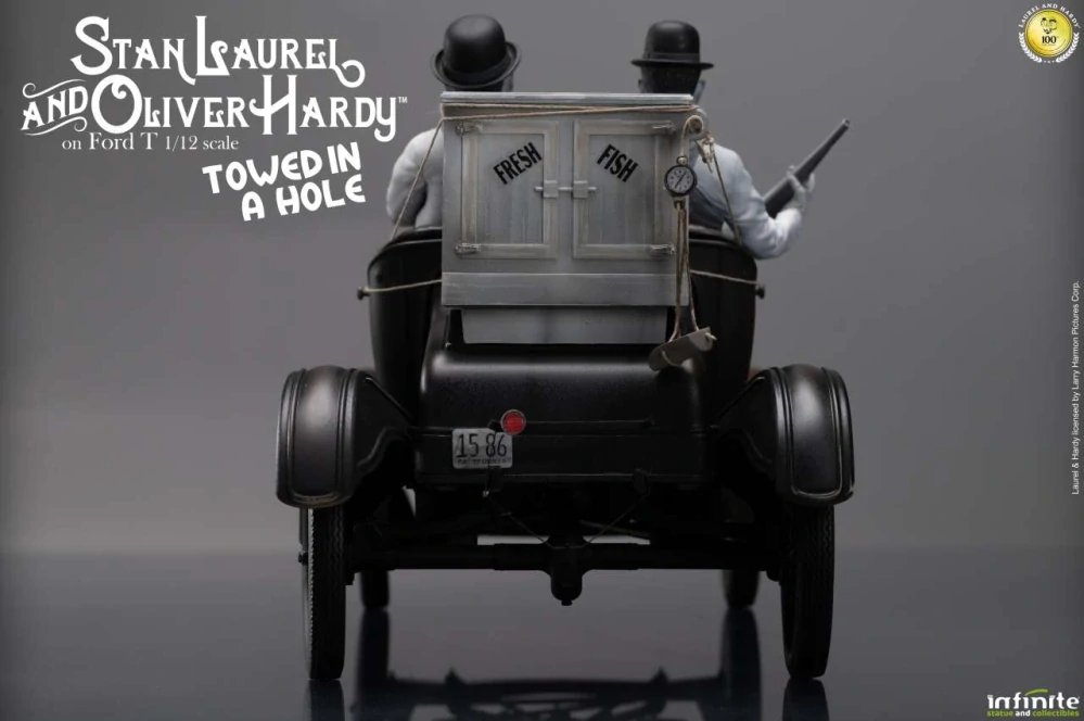 Soška Laurel & Hardy Towed In A Hole Ford T 1/12 Scale