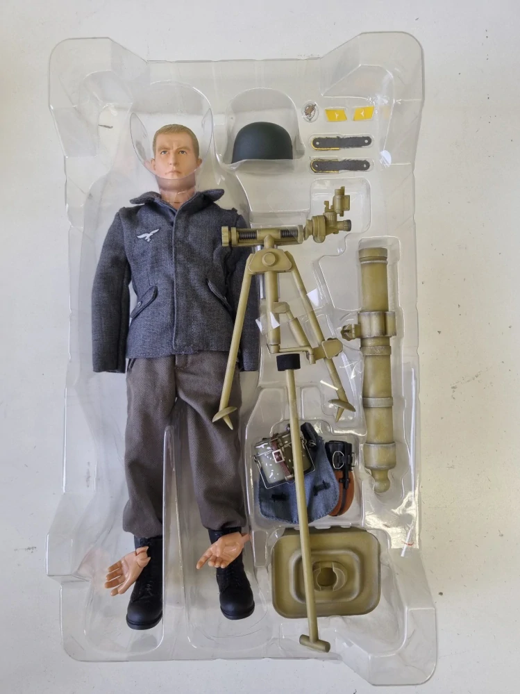 Figurka Eugen Schrange - FJ Mortarman w/Kz 8cm GrW 42 Mortar, Fallschirmjager Regiment 6 Carentan, June 1944 (Jager) 1/6 Dragon