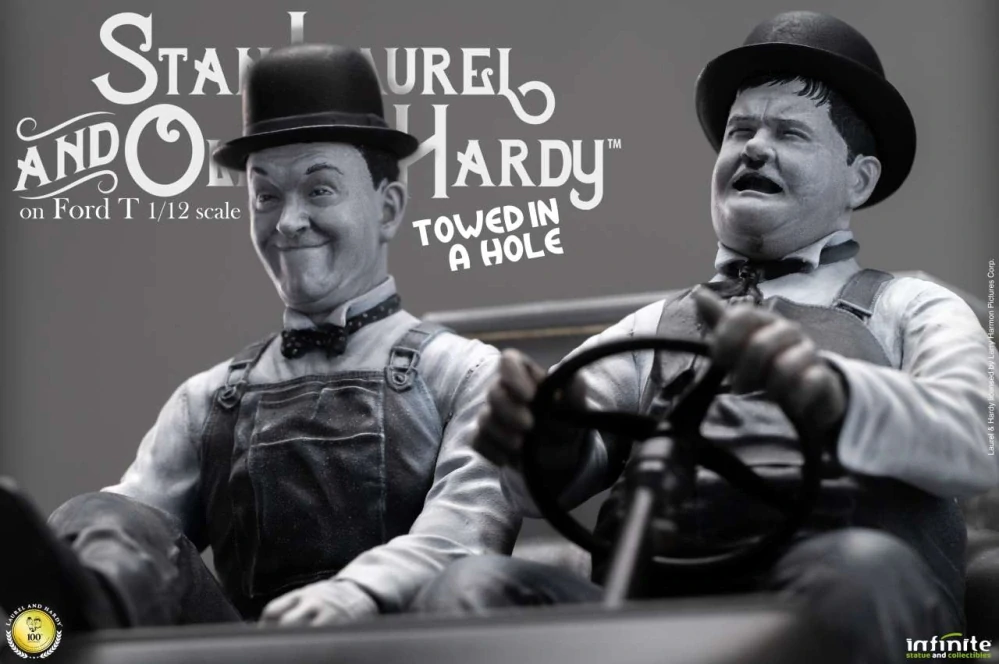 Soška Laurel & Hardy Towed In A Hole Ford T 1/12 Scale