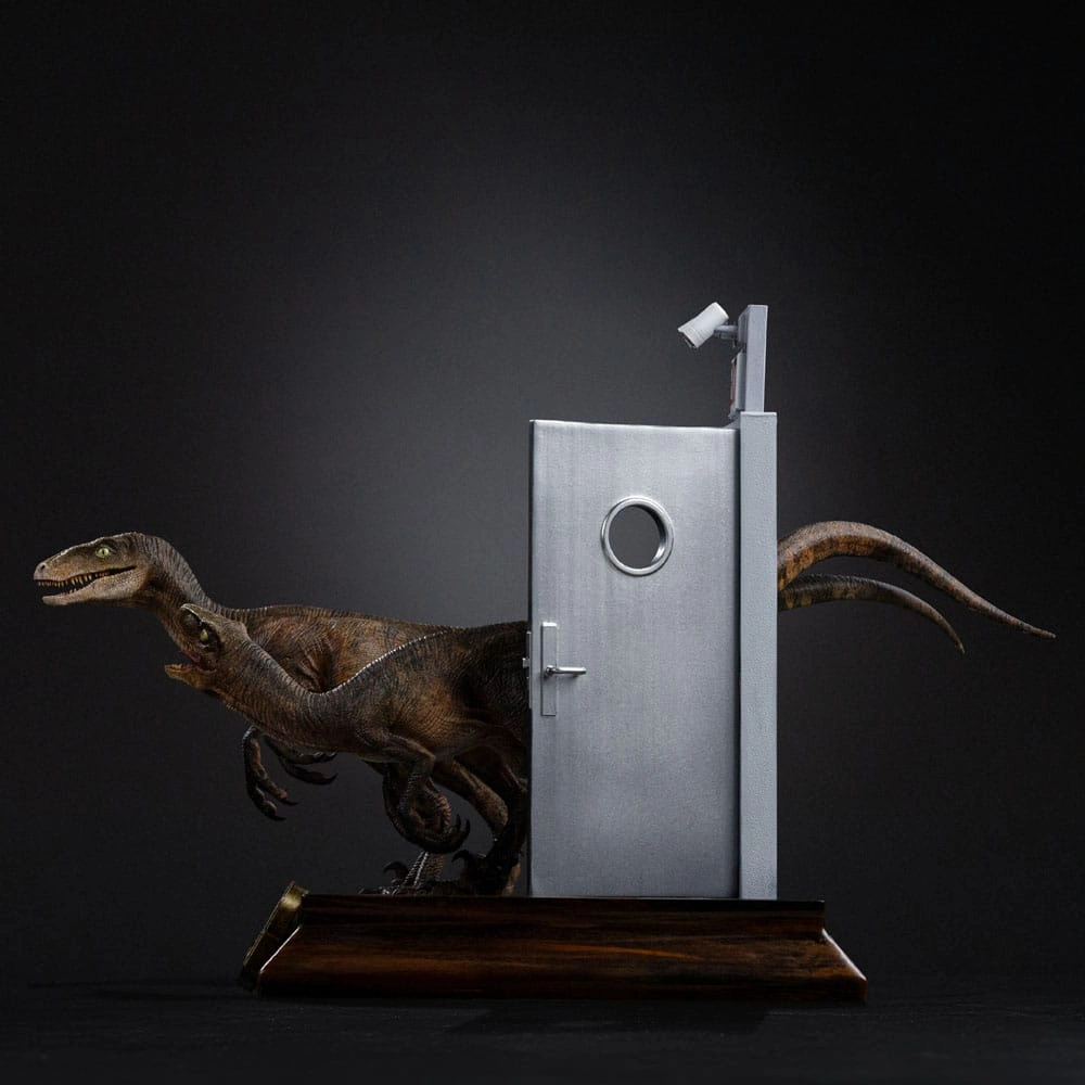 Soška Raptors at the Kitchen's Door - Jurassic Park Art Scale Statue 1/10